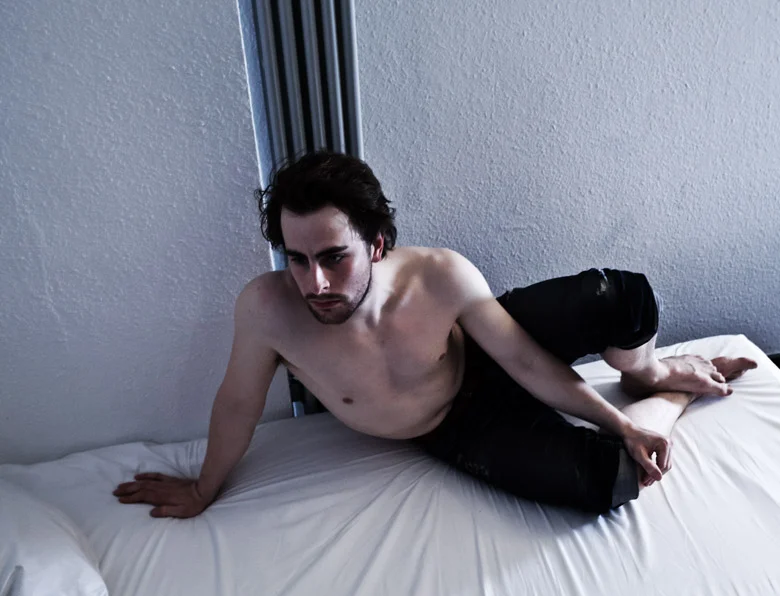 © 2013 Zefrey Throwel Beim Dreh von Time Stau entstanden. Cooles Projekt, auch wenn ich mein spiel im Endprodukt nicht aushalten kann. Kurz bevor oder nachdem dieses Foto geschossen wurde, habe ich während einer Szene ein Loch in die Zimmerwand geschlagen. Hupsi...