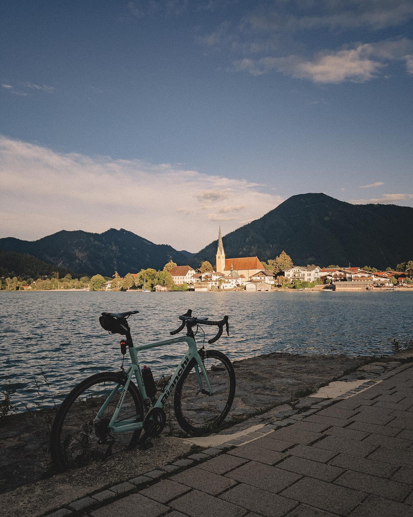 Servus Dahoam.
Nice to call this place home 
🚴🏽&zwj;♂️🚴🏽&zwj;♂️🚴🏽&zwj;♂️
&bull;
&bull;
&bull;
#fromwhereiride #lifebehindbars #vscocycling #tegernsee #cyclist #rennrad #roadbike#cycling #bicicletta #strava #cyclingshots #shutuplegs #bike #outsi