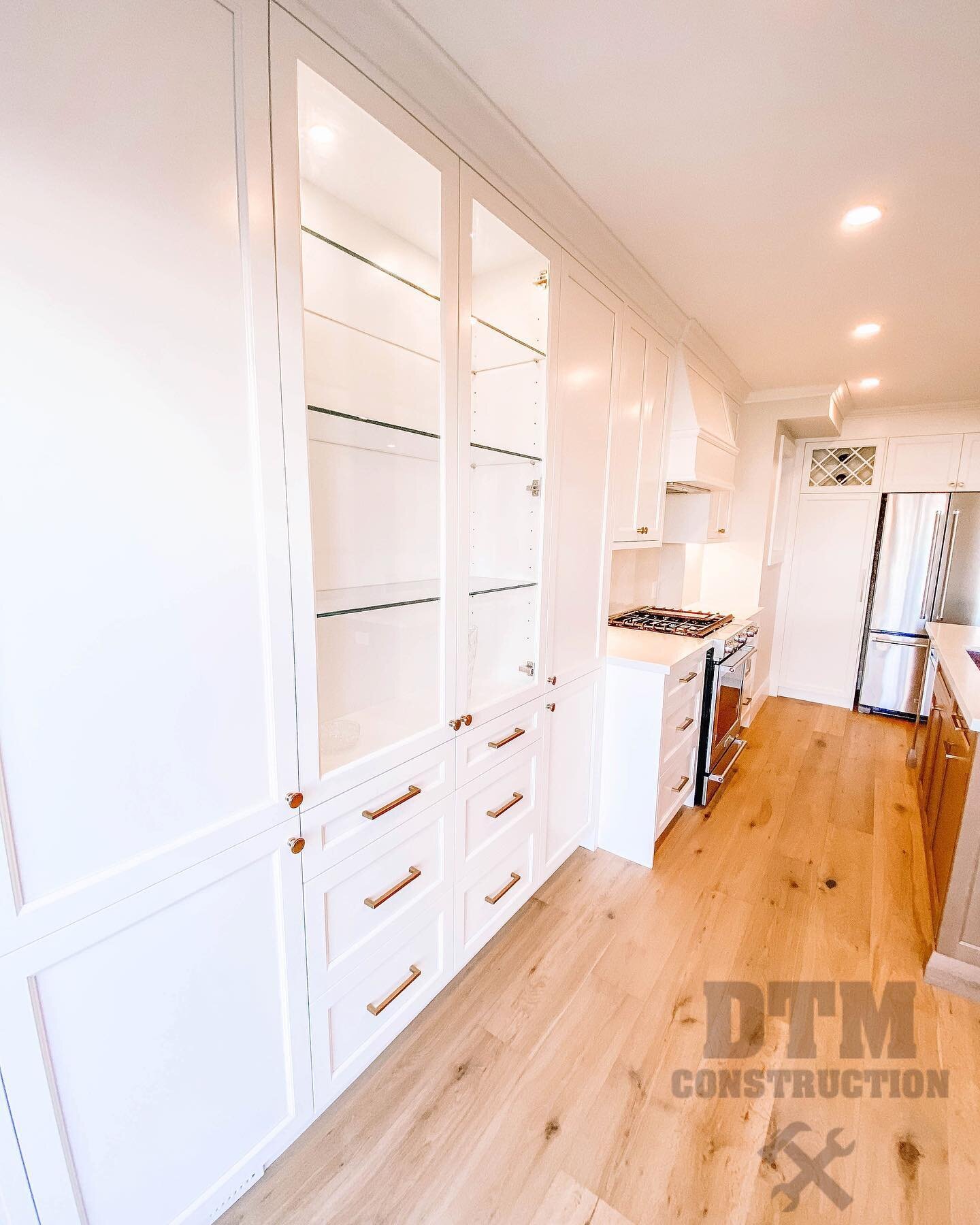 Does anyone else find themselves drooling when it comes to storage? 🤤 Custom built kitchen done by DTM. ⠀
⠀
#dtmconstruction #construction #interiordesign #kitchen #kitchendesign #kitchendecor #customkitchen #homestyling #luxurykitchen #kitchengoals