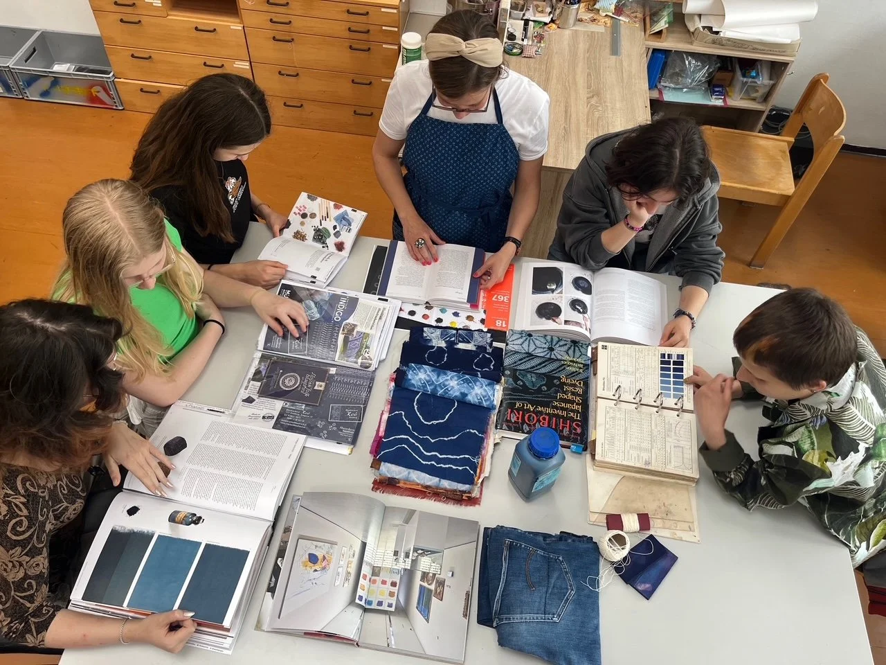 Unterricht Drucken und Färben, 2024, Foto: Martina Mahdavi