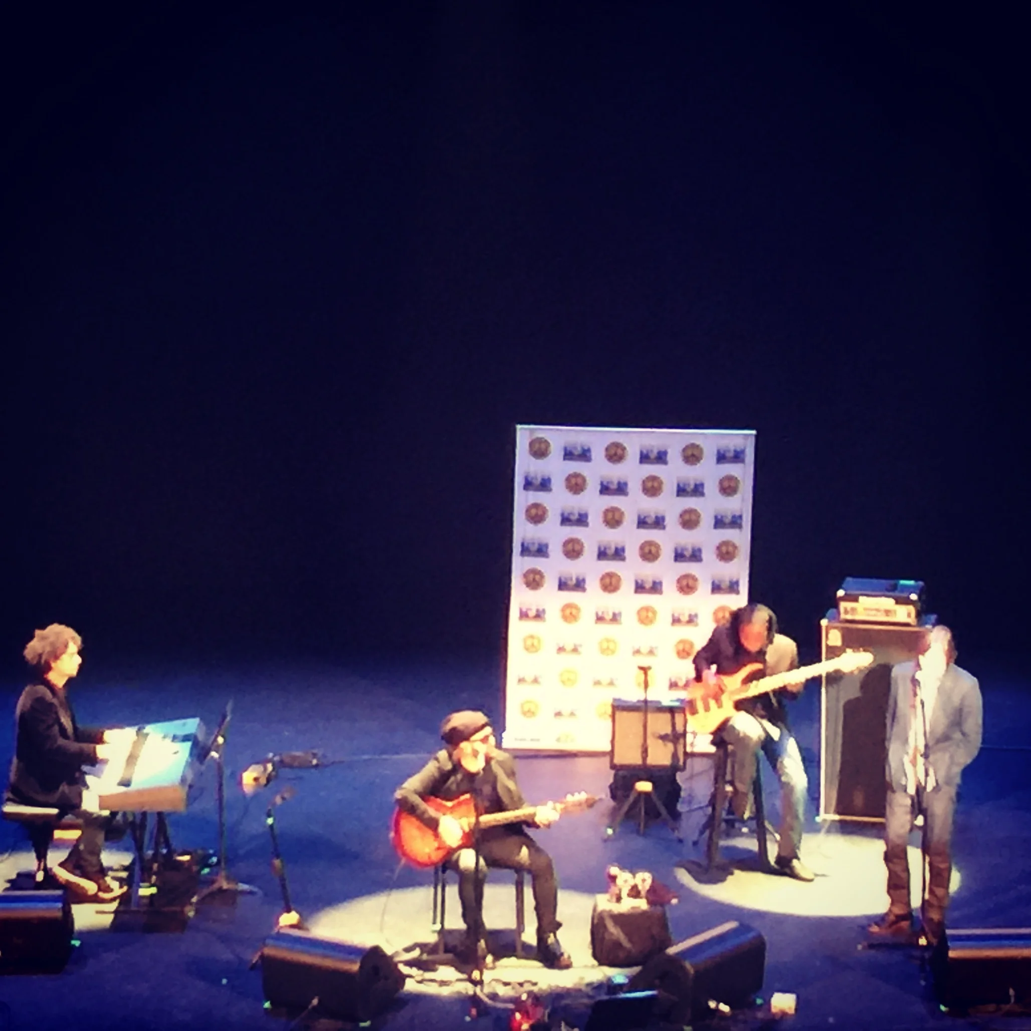 Jackson Brown performs with Carlos Varela 