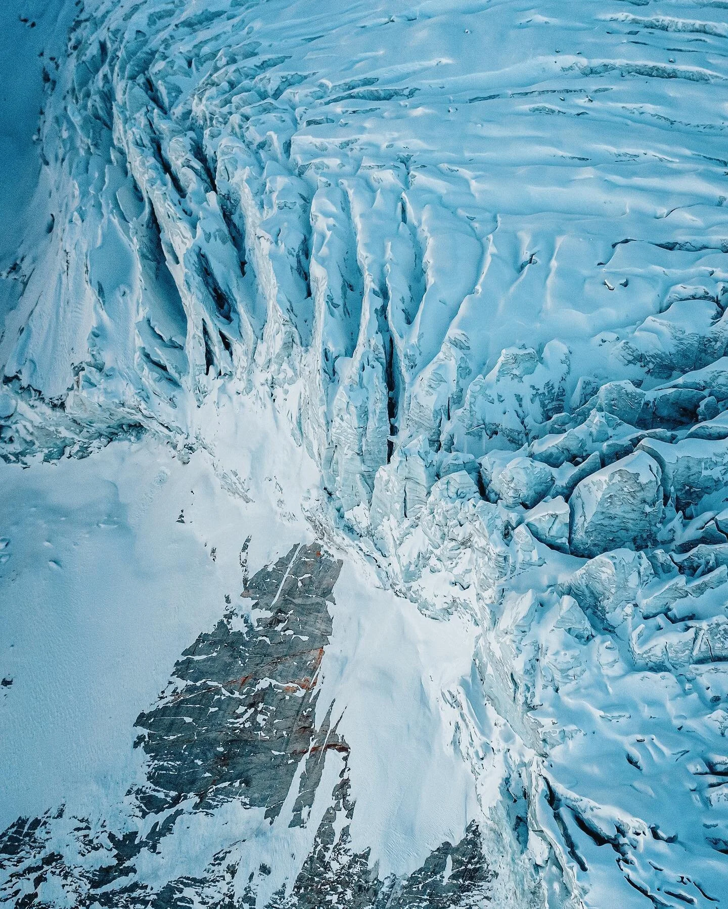 Life on the edge ❄️

Commissioned work made for @fixe.climb 
With @liqen.studio

#roam247 #outdoor #nature #hiking #adventure #photography #outdoors #travel #landscape #camping #naturephotography #mountains #trekking #naturelovers #photooftheday #wan