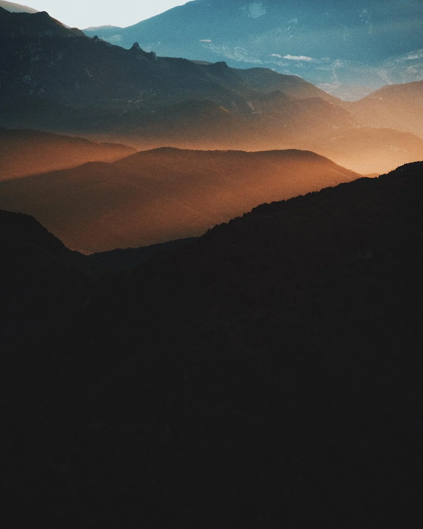 A world of shadows 🌄

#inpyrenees #visitpirineus #catalunyaexperience #turismeripolles