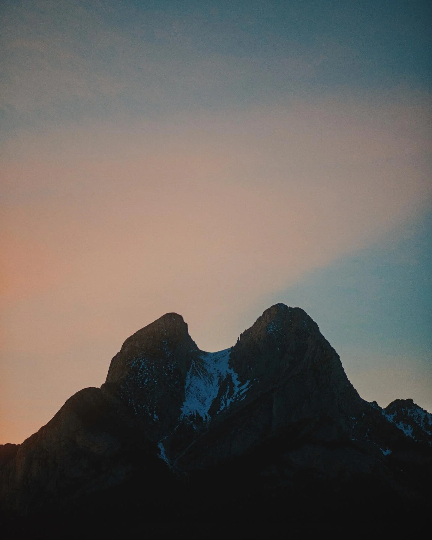 Last lights, Pedraforca ✨.

#roam247 #nikond850 #outdoor #nature #hiking #adventure #photography #outdoors #travel #landscape #camping #naturephotography #mountains #trekking #naturelovers  #wanderlust #mountain #explore #instagood #outdoorlife #natu