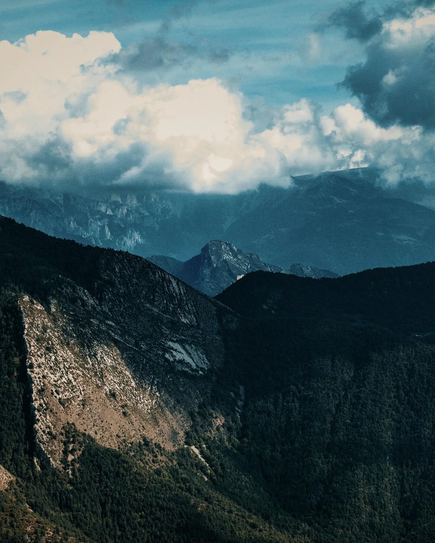 Aire

#roam247 #nikond850 #outdoor #nature #hiking #adventure #photography #outdoors #travel #landscape #camping #naturephotography #mountains #trekking #naturelovers  #wanderlust #mountain #explore #instagood #outdoorlife #natur #love #bushcraft #ou