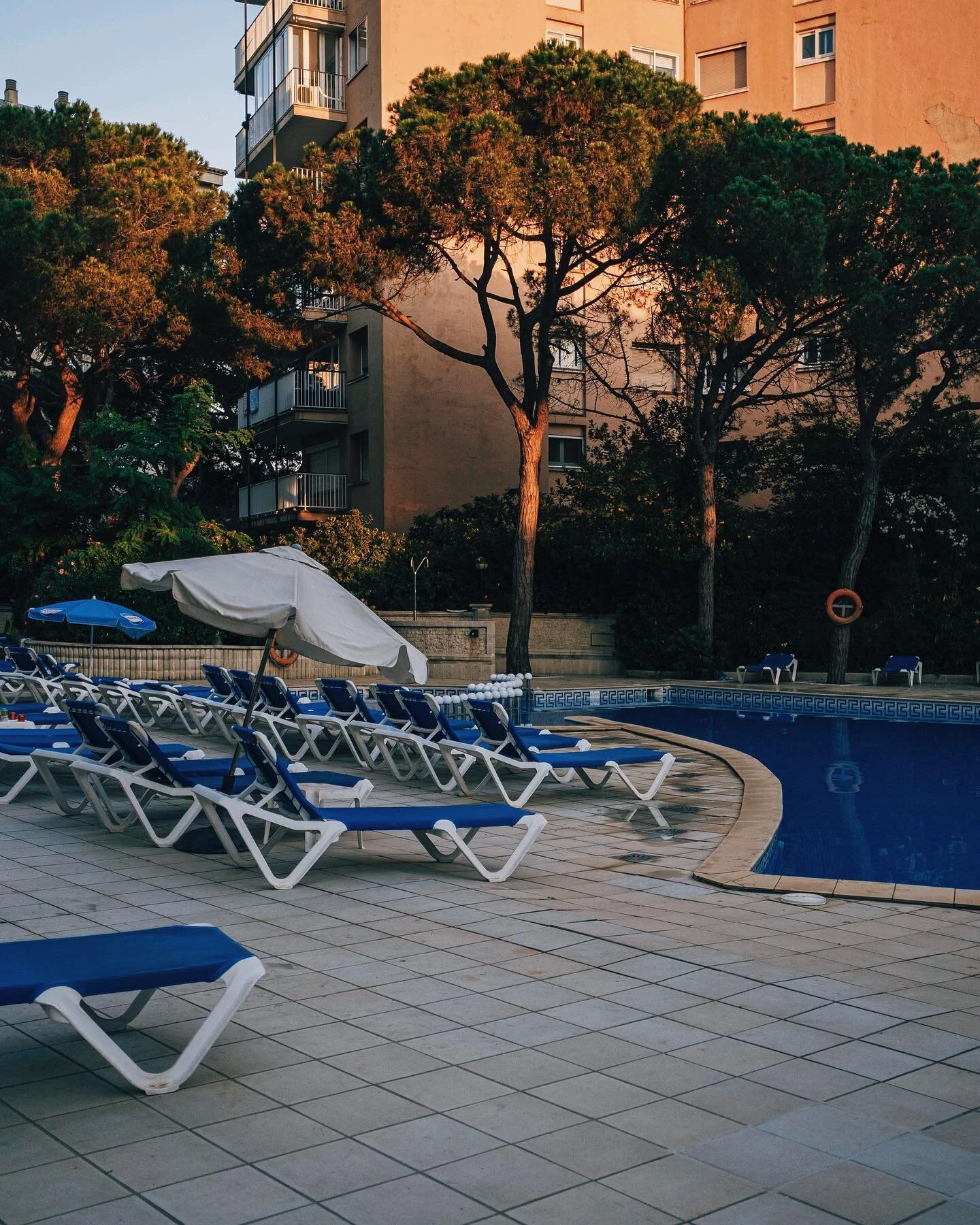 Blau Mar, 2022

#dolcefarniente #fujixpro1 #newtopographics #urbanscene #broadmag #newtopographics #archaicmag #ofthrafternoon
#thisaintartschool #goldmoony #pellicolamag #ntfbgroup
#phroom #newtopography #paperjournalmag
#observationmag #super_ordin