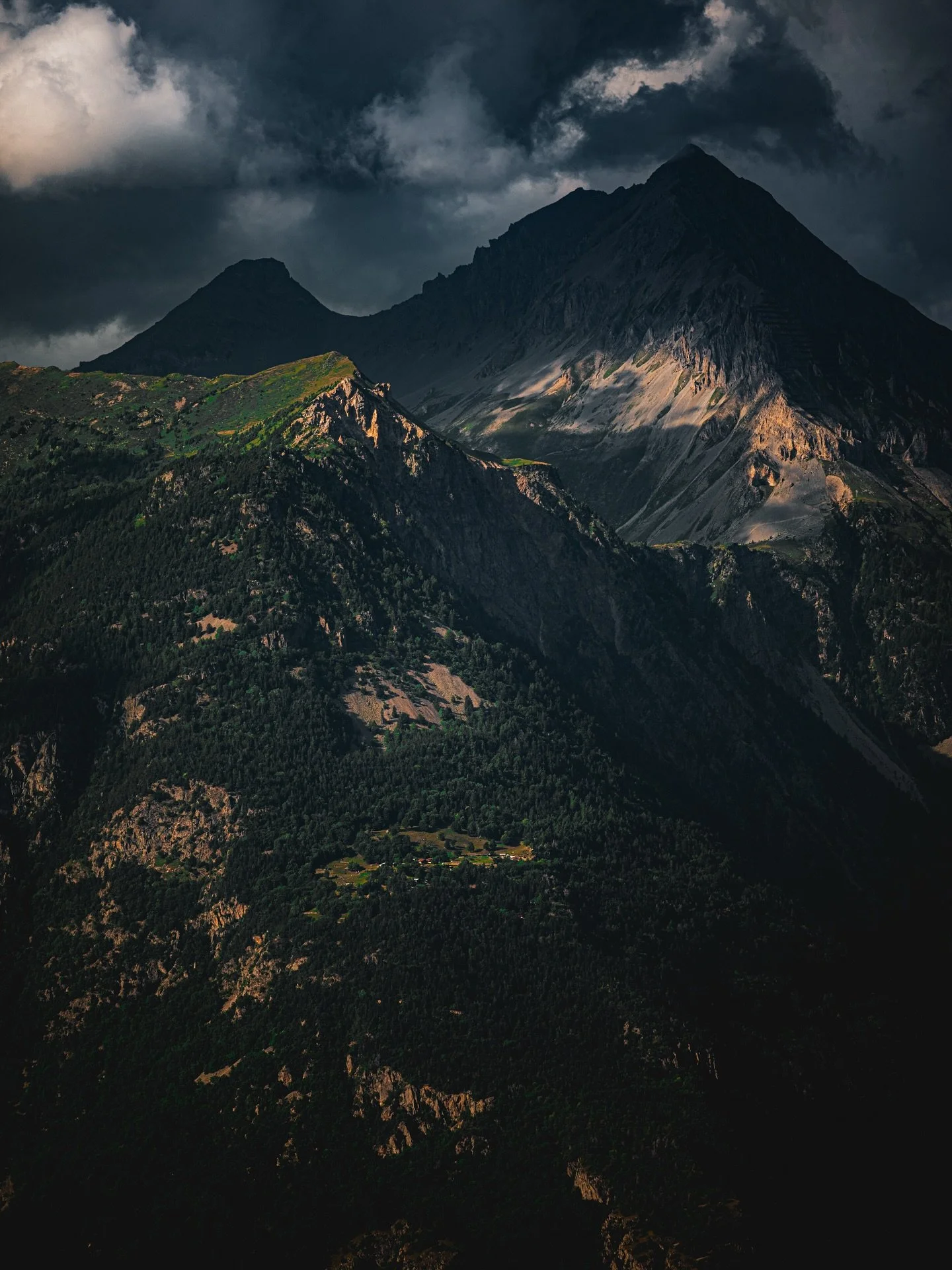 Plovia pero al fons hi havia un espectacle de llums 🌞