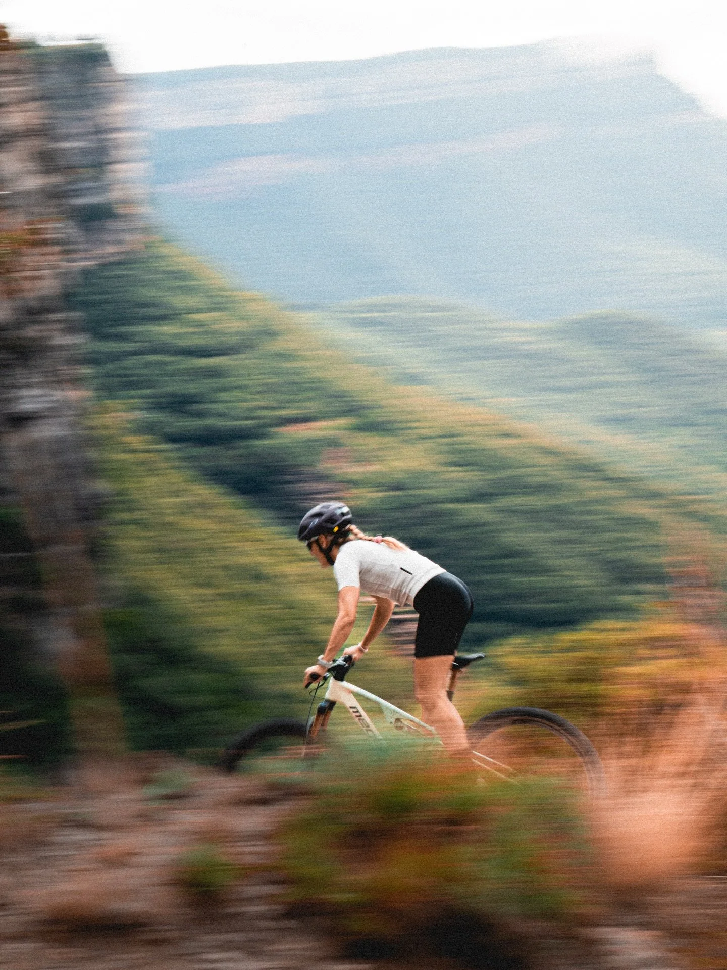 M&agrave;niga curta ara que fot un fred que pela 🥶

Per recordar el dia que vam anar a finals de juliol al Salt de Sallent amb la @clgalicia a fer unes fotos per renovar la seva web ⚡️📐