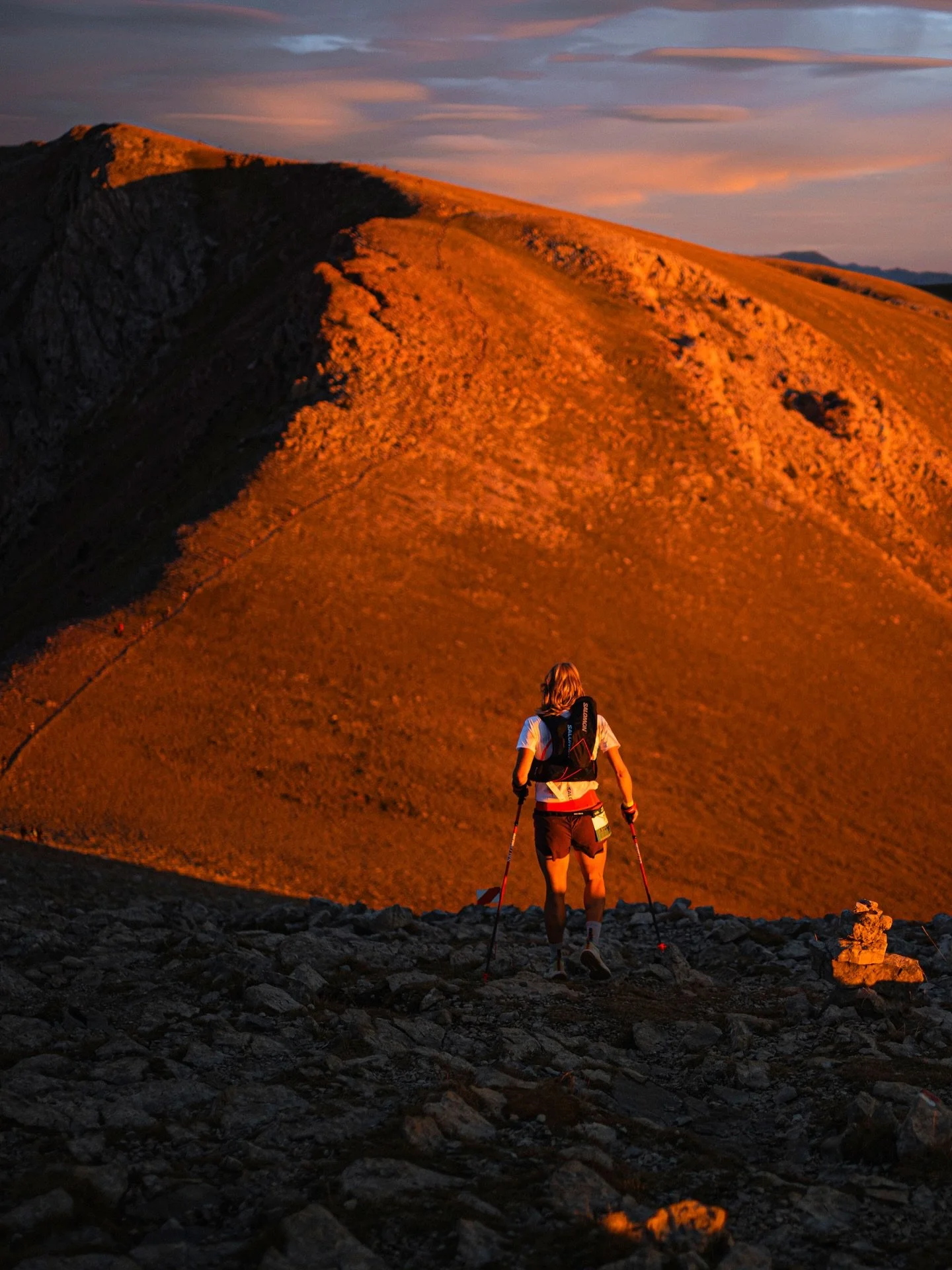 Veure sortir el sol al Cap del Serrat Gran, quin espectacle ✨

Fotografies per la @salomonultrapirineu amb @grava_cs 

#trailrunning #runnersworld #trailrunning #promist #colourgrading #cinematic #curatedforrunners