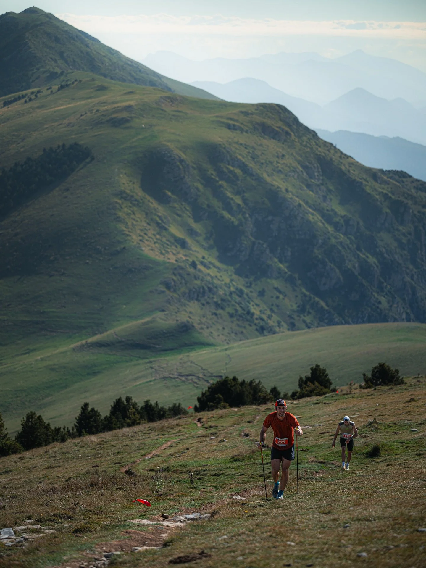 Arribar i tocar 🫳🏻

Dissabte passat a la cursa del taga, la de casa, la de sempre ⚡️🤟🏻 Fent t&agrave;ndem amb en @fotosintetics per l&rsquo; @ue.santjoanabadesses, gr&agrave;cies!

#inpyrenees #visitpirineus #trailrunning #taga #nikonzf #35mm14 #