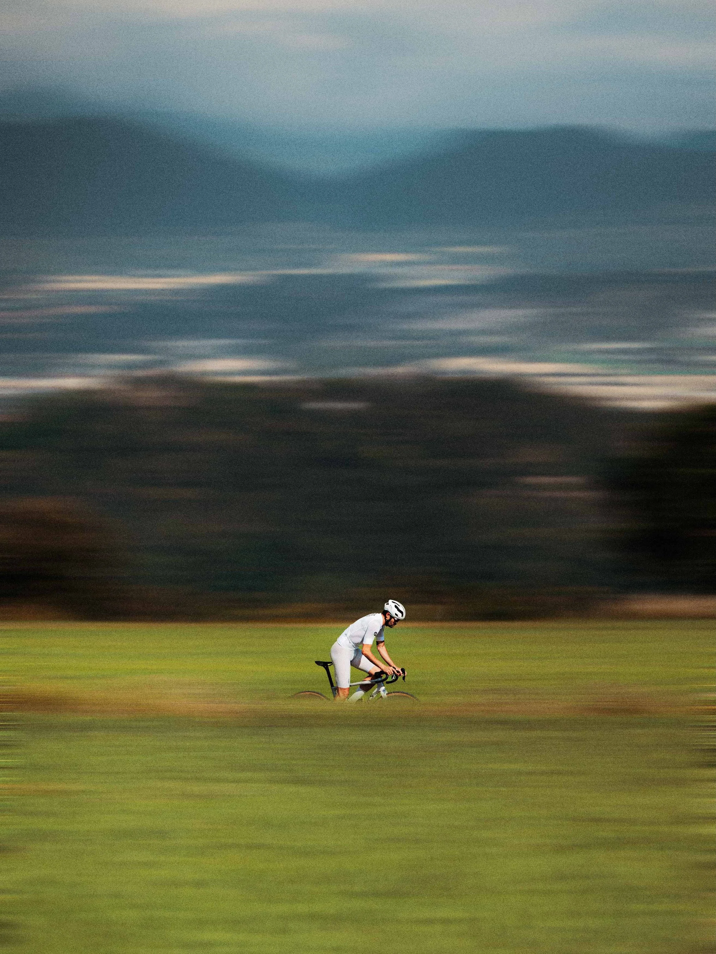 Outrunning the noise

🫱🏻&zwj;🫲🏼 @ciclesvic &amp; @specialized_esp 

#sworks #crux5 #cinematic #nikonz8 #redbullillume 

Chasing the silence

Quiet is a state of mind
