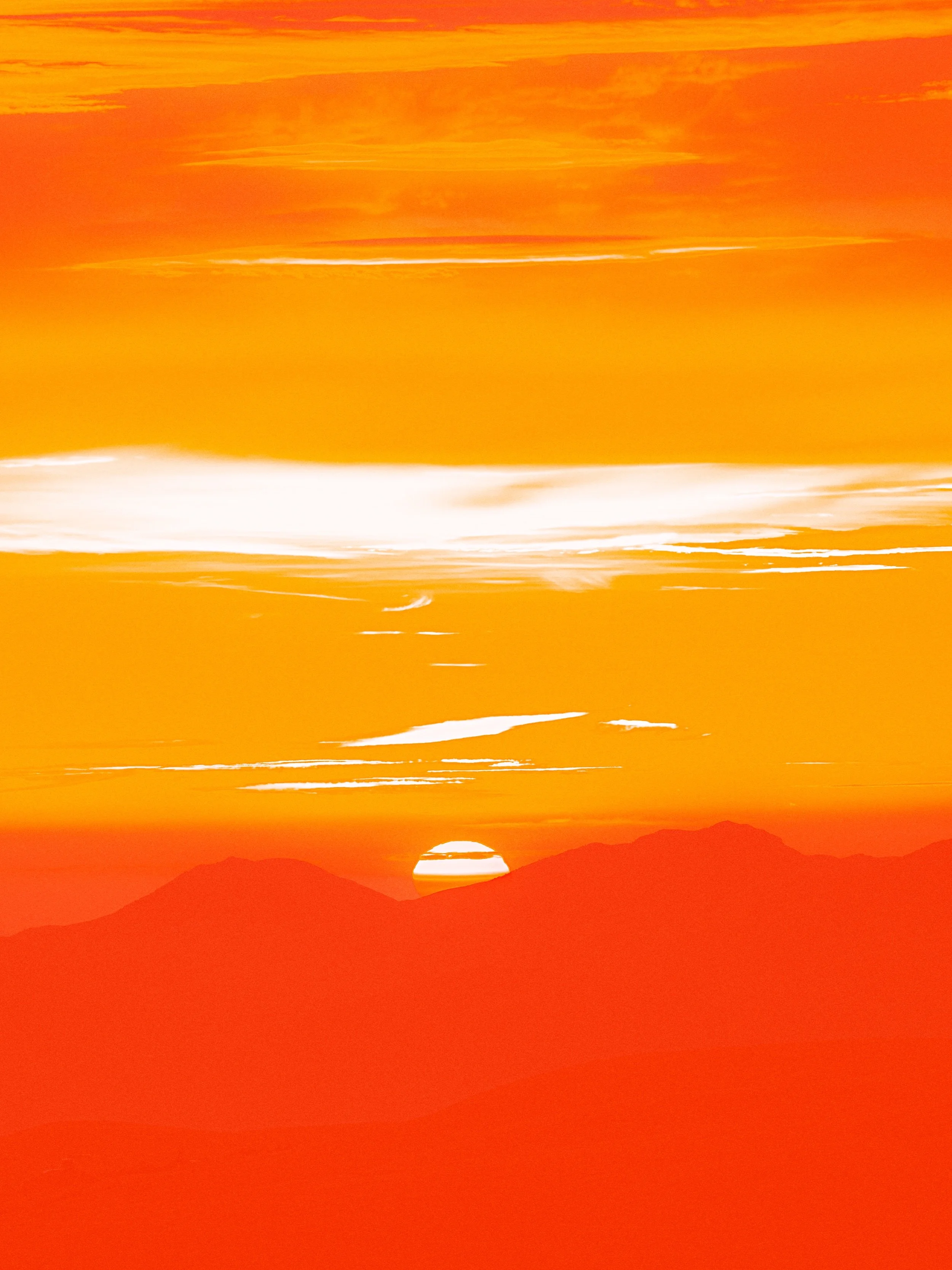Jugant amb la llum i el color com si d&rsquo;un Rothko es tract&eacute;s. Revisitant algunes de les fotos fetes al Cap del Serrat Gran durant la @salomonultrapirineu quina passada de moment ✨

#trailrunning #cinematic #nikonz8 #redbullilume #visitpir
