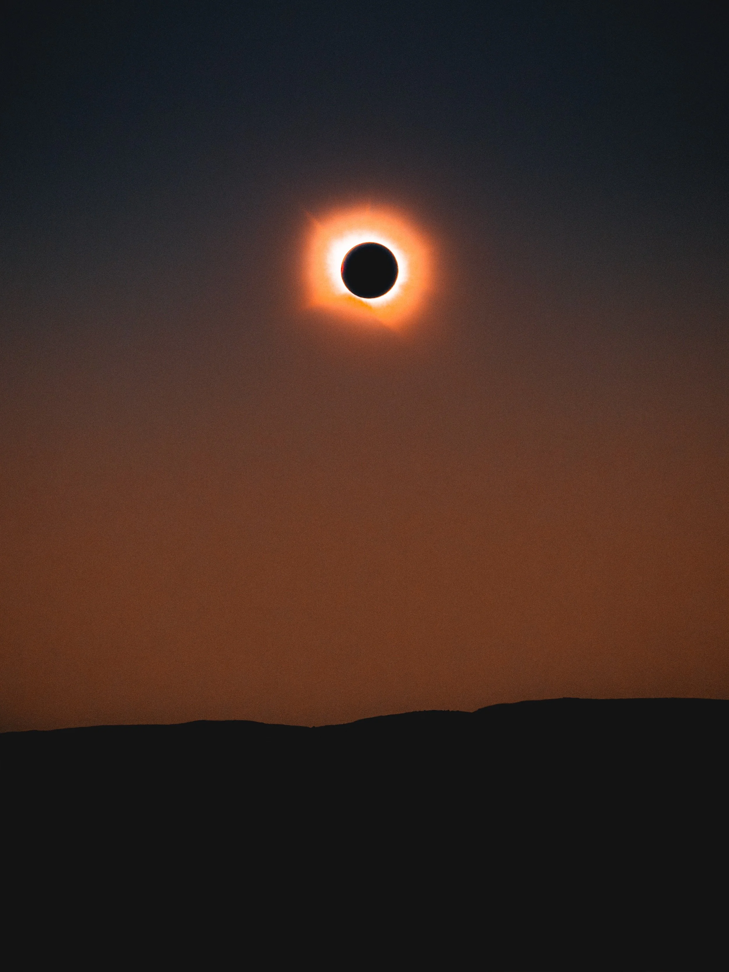 Ahir a un lloc perdut enmig d&rsquo;Arag&oacute; a les 20:30 un 12 d&rsquo;agost.
La derrera imatge, per mi la m&eacute;s m&agrave;gica. Sens dubte una llum dif&iacute;cil de repetir ✨

#astrophotography #eclipse #cinematic #eclipse2026 #natgeo