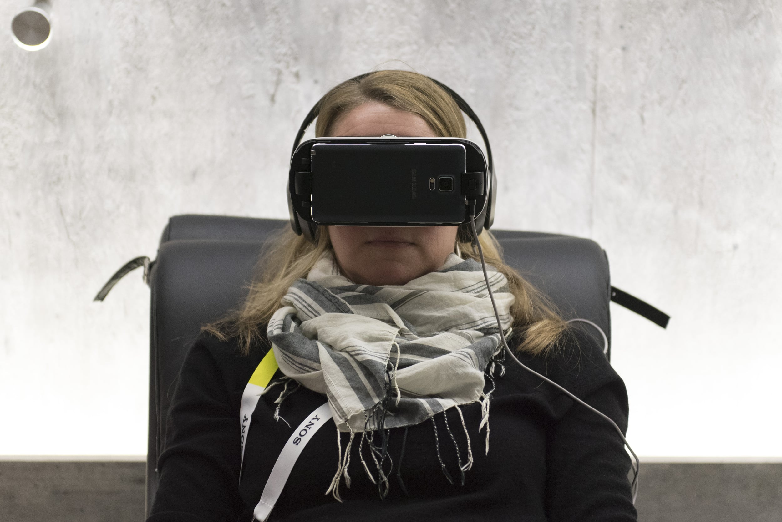 Renae Pippel uses virtual reality goggles in the VR lounge at Faraday Future's booth to see what its like to drive a Faraday Future FFzero1 concept car at the 2016 International Consumer Electronics Show (CES) in Las Vegas, Nevada, USA, 06 January 2016. Photo: Jason Ogulnik/dpa