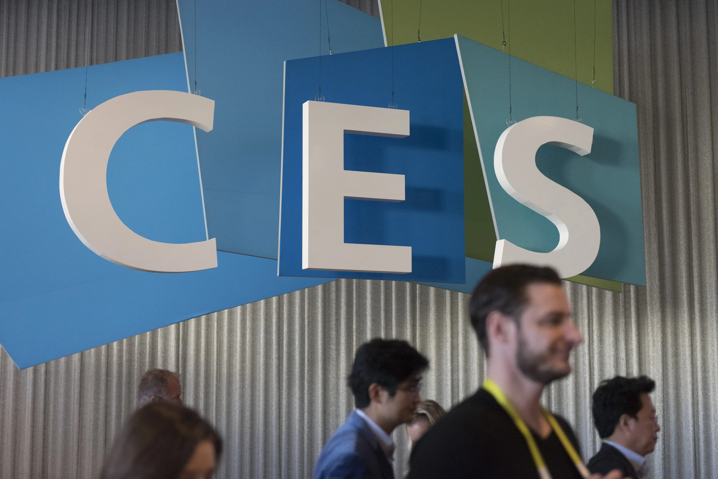 Convention attendees walk between exhibition halls at the 2016 International Consumer Electronics Show (CES) in Las Vegas, Nevada, USA, 06 January 2016. Photo: Jason Ogulnik/dpa