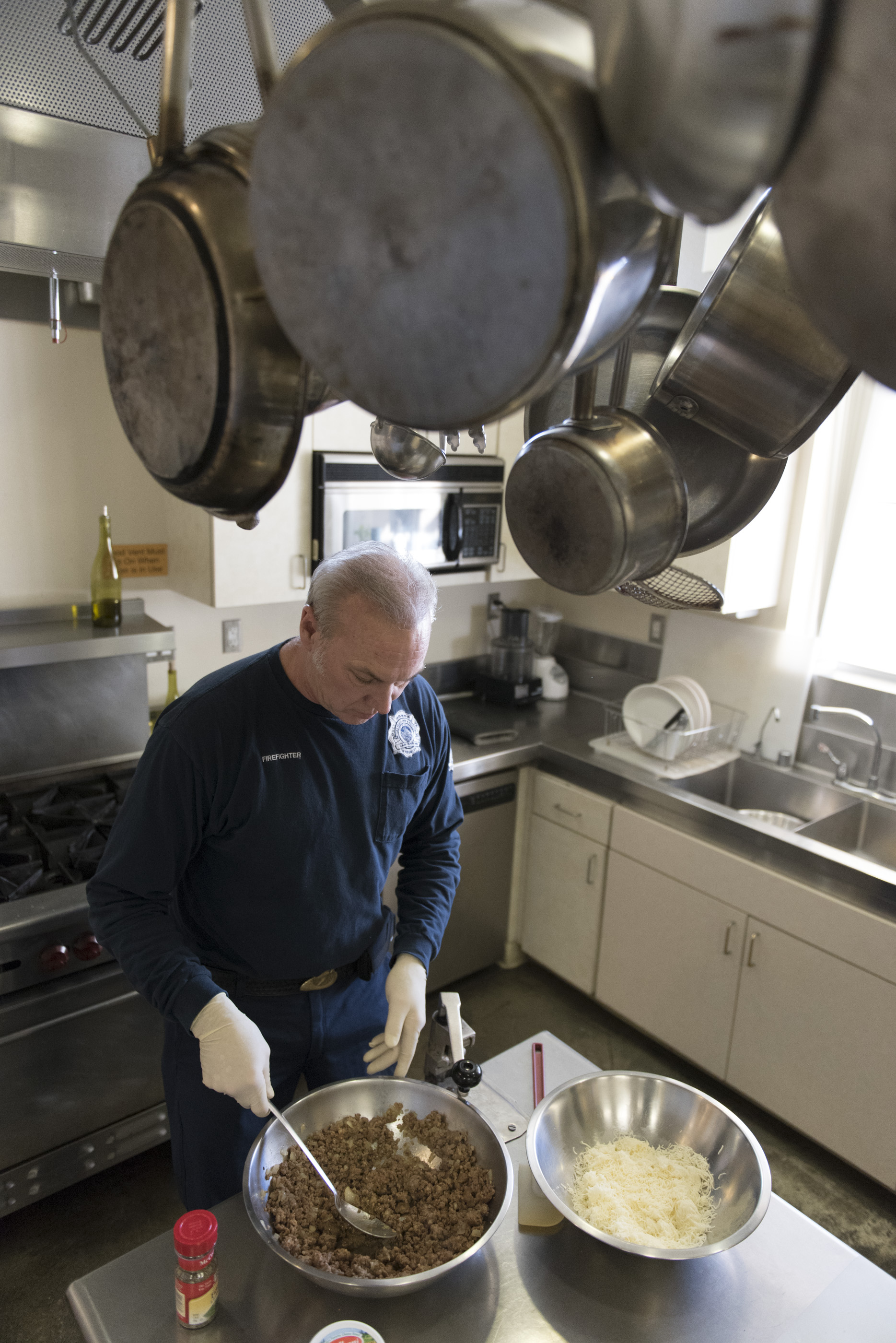 Firefighter Ted Ramey prepares dinner for the six man crew at Las Vegas Fire & Rescue's Fire Station 41 in Las Vegas Monday, Jan. 11, 2016. In two minutes Ramey will place dinner preparation on hold as the firehouse crew responds to a call. Jason Ogulnik/Las Vegas Review-Journal