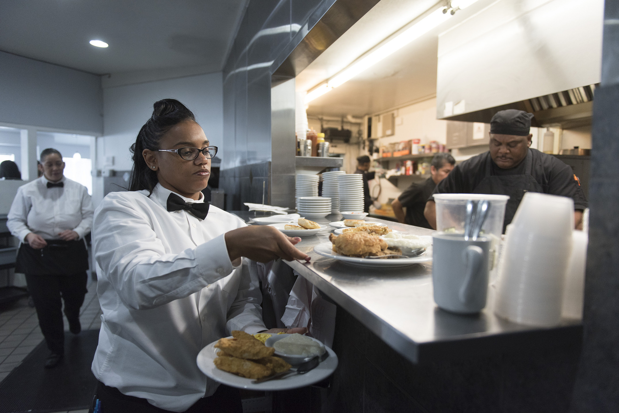 Waitress TaShara McCray, left, prepares to take food to customers at M&M Soul Food Cafe at 2211 S. Las Vegas Blvd. in Las Vegas Saturday, Jan. 2, 2016. Jason Ogulnik/Las Vegas Review-Journal