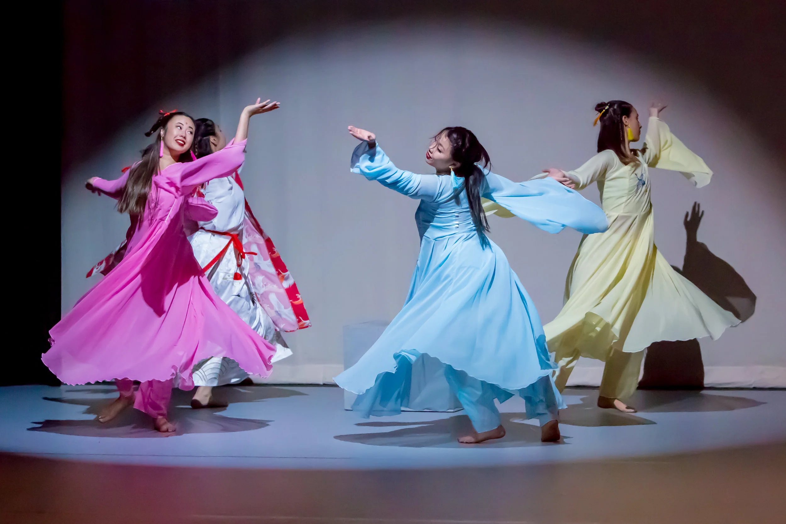 Kyra Sakamoto (pink costume) and Mizuki Sako (blue) as Cranes in "Lord of the Cranes" (photo: David Tuman)