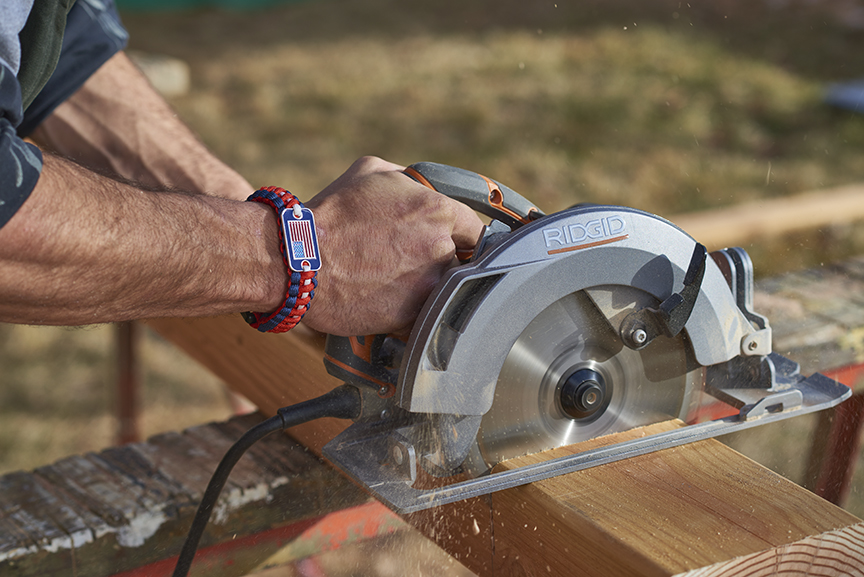 Carpenter wearing a paracord. 