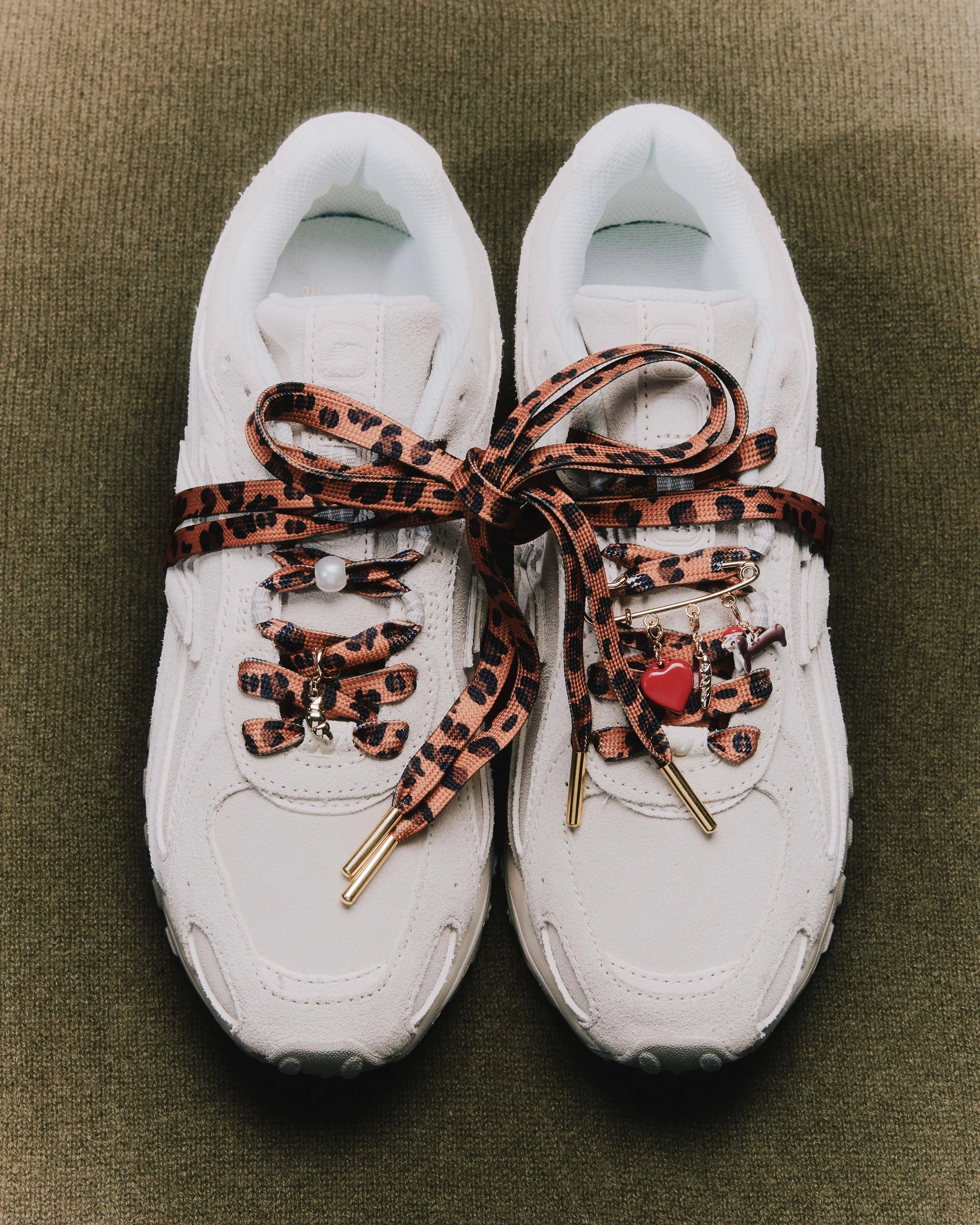 26_08_28_JT_ShoeCharms_NewBalance_02_4x5.jpg