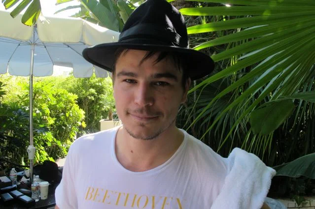 Josh Hartnett in Faithful hat