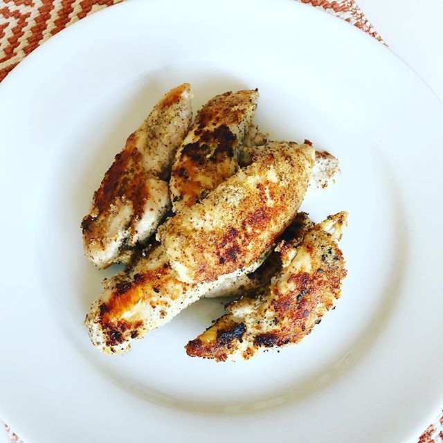 Overwhelming response on the poll! Everyone wants this recipe... ππΌππΌ Crispy Almond Flour & Everything Bagel Seasoned Chicken Tenders:
-1 pound organic chicken tenders - 1/2 cup Almond flour
- 2 tablespoons ground flax - 2-3 tablespoons Trader Joeβs everything but the bagel seasoning - Avocado oil
Heat skillet with 2 tablespoons avocado oil over medium heat. Combine dry ingredients and mix well, dip individual chicken tenders into the mixture to coat. Place in skillet and cook 3-4 minutes per side until golden brown and crispy. (You can transfer to the oven if you want them to be extra crispy) Eat them alone or dip into a quick homemade honey mustard. Healthy fats, protein and delish!
#beautymeetswellness