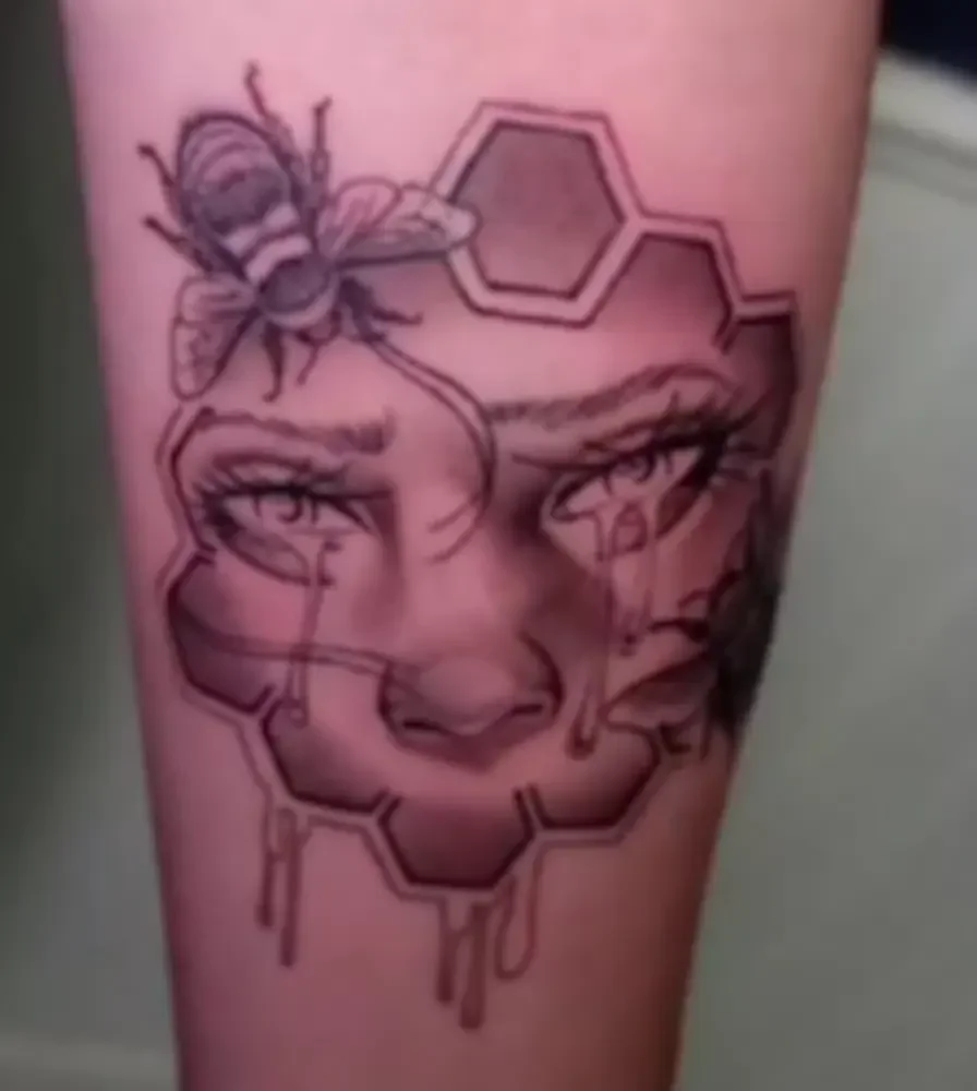 Bee-girl-face-tattoo.webp
