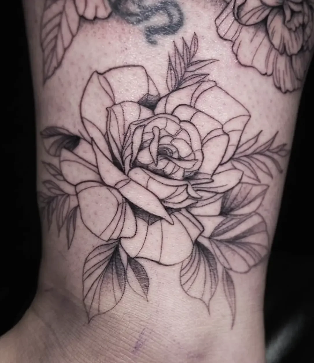 Fine-line-rose-tattoo.webp