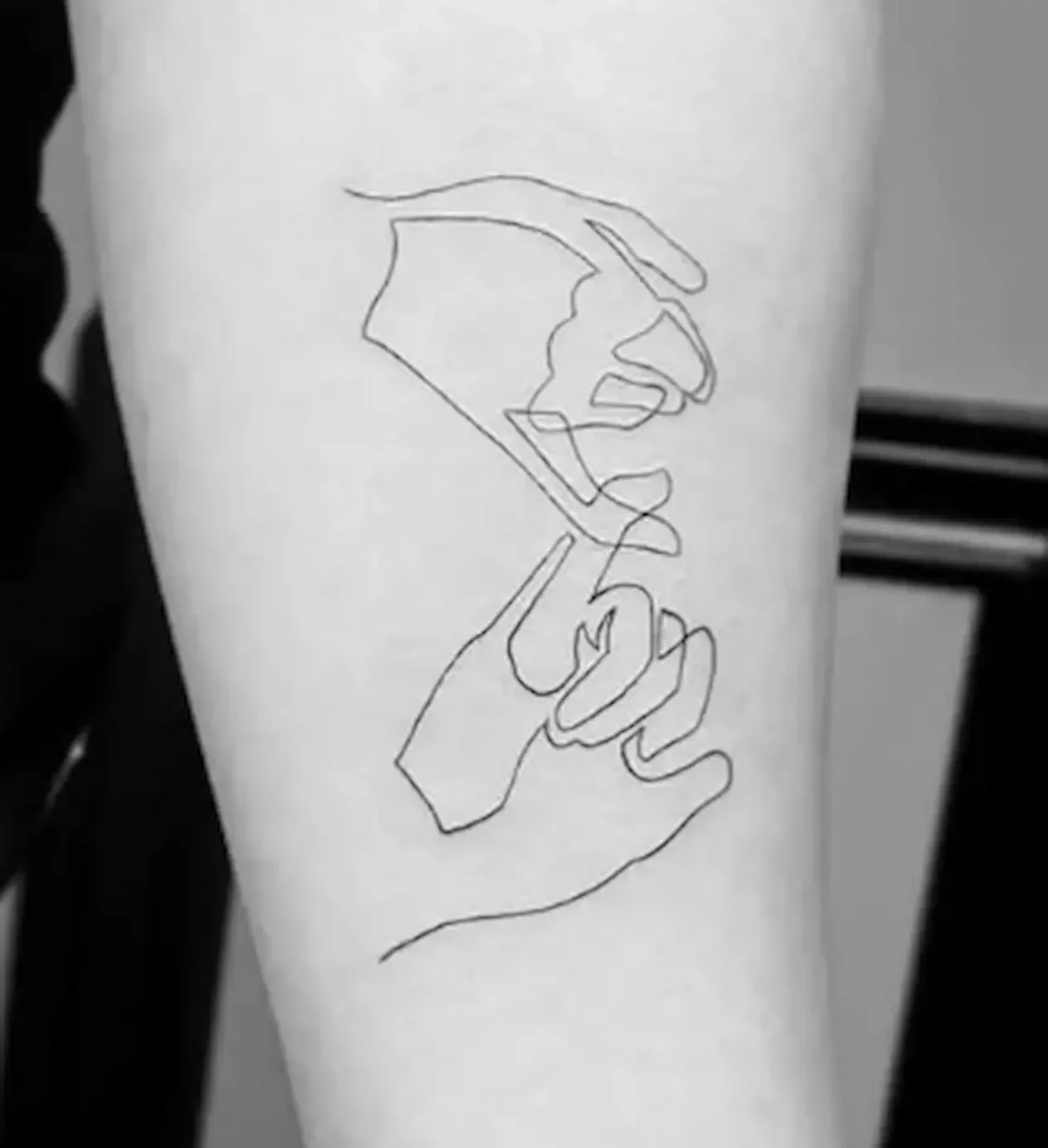 Pinky-swear-fine-line-tattoo.webp