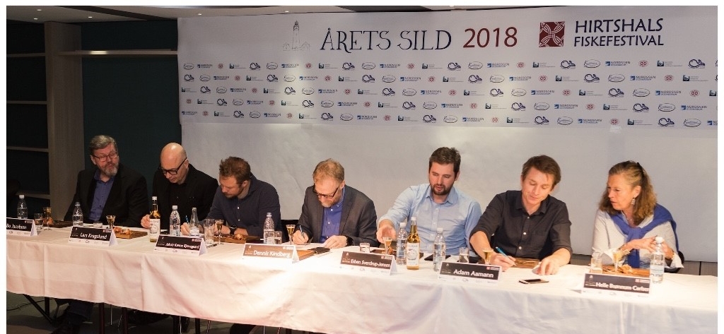  Dommerne smager og voterer. 