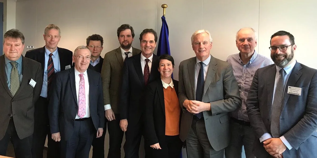 DPPO's Direktør, Esben Sverdrup-Jensen, i selskab med EUFA repræsentanter og EU's chefforhandler, Michel Barnier