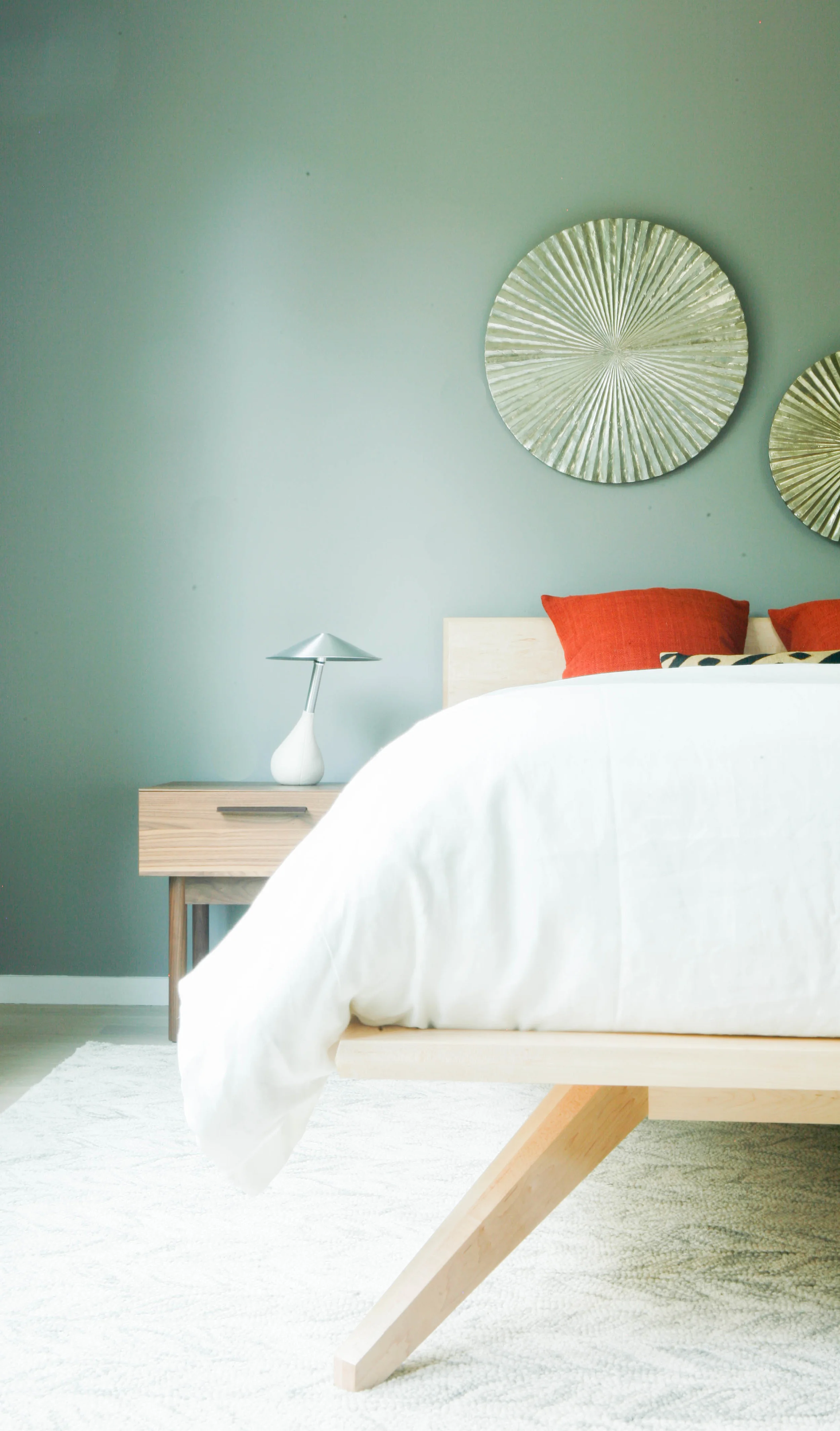 Interior design solution for a 5-bedroom East Hampton second home. Modern, minimalist interiors. Photo credit: Niya Bascom Photography. Please do not use images without express written permission from Ishka Designs or Niya Bascom
