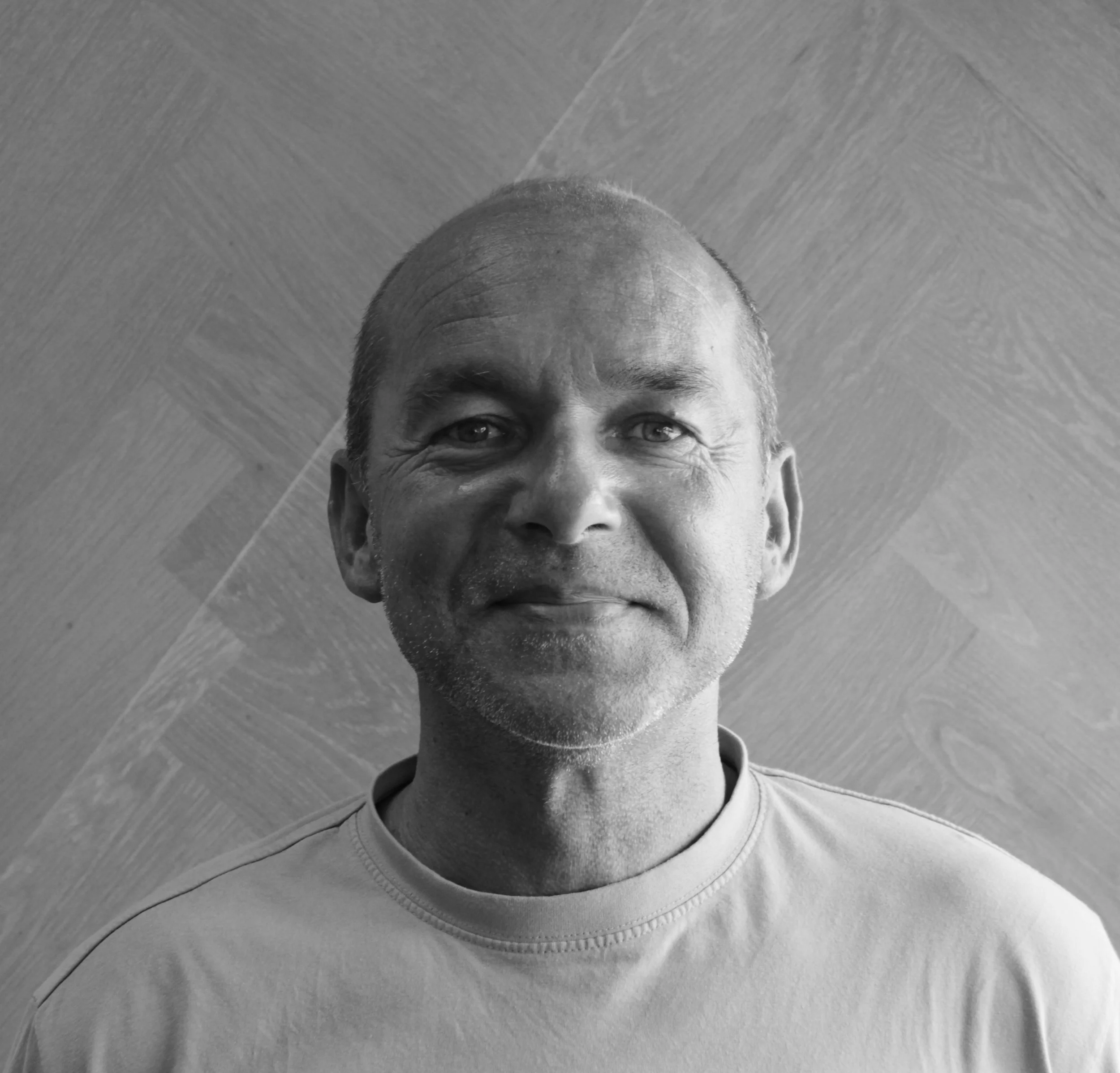 Al jaren is Simons vloer & wand het vloeren bedrijf in de Krimpenerwaard. Het bedrijf is opgericht in 1996 en in de loop der jaren een begrip geworden tot ver buiten de regio. Simons vloeren is niet alleen een begrip in vloeren, maar ook in wand decoratie, dat is ook de reden dat onze naam is veranderd in Simons Vloer & Wand. Wij helpen u graag verder met het inrichten van u woning of kantoorruimte. Wanden van onze leefruimte zijn even belangrijk als de vloeren, zij geven samen de door u gewenste uitstraling. Uw ideeën in huisdecoratie staan bij ons voorop, wij hebben de expertise, en kunnen het in overleg met u realiseren. Kwaliteit heeft bij ons twee kanten, allereerst het materiaal. Bij Simons vloeren bent u verzekerd van hoogwaardig en duurzaam materiaal, of het hier nu gaat over een vloer of over wandbekleding, wij werken alleen met de beste materialen want wij willen staan voor kwaliteit en duurzaamheid. De tweede kant van kwaliteit heeft alles te maken met de vakkundigheid van onze mensen. Zij hebben de parketteurs opleiding aan het ROC Gildevaart in Nieuwegein gevolgd en zijn diverse keren bij Nederlandse en Europese kampioenschappen parket leggen geëindigd in de top van de 5 beste parketteurs. In 2012 is Rik zelfs Nederlands Kampioen geworden en mocht zich een jaar lang beste parketteur van Nederland noemen. Rik Simons (1989) is de jongste parketteur die de titel Meesterparketteur mag dragen van Nederland. Er zijn in totaal maar 8 parketteurs die deze titel mogen voeren en willen ons daardoor dus onderscheiden van de rest. Zoals Rik verteld in een interview uit het Algemeen Dagblad: "Het is echt een ambacht en dat wil ik tot in de puntjes beheersen". Hij heeft passie in het geen wat hij doet en is heel kritisch naar zich zelf toe en legt de lat dus elke keer een stukje hoger. Onze motto luidt dan ook: We gaan pas weg bij de klant als we zelf helemaal tevreden zijn! Wanneer u kiest voor Simons vloer & wand, kiest u voor ervaren en deskundige vakmensen ( meester parketteur aan het Gilde van gediplomeerde parketteurs & Nederlands Kampioen 2012 ) , die iedere opdracht naar de hoogste maatstaven afronden. Het vakmanschap en de ambachtelijke technieken zijn van vader op zoon over gegaan en vormen, samen met onze moderne apparatuur een garantie voor kwaliteit. Naast het leggen van tapis, massieve- of gelamineerde vloeren in alle gangbare houtsoorten en uiteenlopende patronen, zoals een herbergvloer, visgraat-, blokpaneel-, of bijvoorbeeld Versaillesparket. Zijn wij ook gespecialiseerd in het aanhelen, restaureren en renoveren van bestaande parketvloeren en trappen. Beschadigde of ontbrekende delen en tevoorschijn komende spijkertjes zijn goed te herstellen. Na het schuren en een afwerking naar keuze kunnen wij zodoende uw vloer of trap een nieuw leven geven. Tevens kunnen wij het onderhoud van uw parketvloer verzorgen en schade aan de vloer voor u taxeren en herstellen. houten vloer, parket vloer, eiken, restaureren, renoveren, schuren, lakken, oliën, onderhoud, onderhoudswas, opknappen, vloeren, aanhelen, vertanden, aanbouw, verbouwing, nieuwe vloer, tapis, lamel, lamelvloer, tafel, keukenblad, tegels, pvc, laminaat, houten trap, houtentrap, laminaattrap, trap renovatie, trappen, overzet delen, visgraat, patroon vloer, plavuizen, mozaïek, ondervloer, plinten, platte lijsten, afdeklijsten, Rik Simons, Erik Simons, waterschade, kleur olie, schade rapport, taxatie, verzekering, mulitplank, kleur olie, brede delen. Gouda, Vlist, Haastrecht, Oudewater, Utrecht, Rotterdam, den haag, IJssel, Krimpenerwaard, IJsselstein, Schoonhoven, Stoolwijk, rustiek, modern, strak, authentiek, Kokosmozaïeken van EKOBE voor het interieur: Als wand en vloerbekleding, Als designmateriaal voor de meubelbranche. Wandbekleding, wandbehang, houten wand, wand decoratie, kokos, natuurlijk, natuurproduct, bijzonder wand, kokosnoot, mozaïek, cocos, cocos mosaic. Wall, mosaic, wand mozaïek
