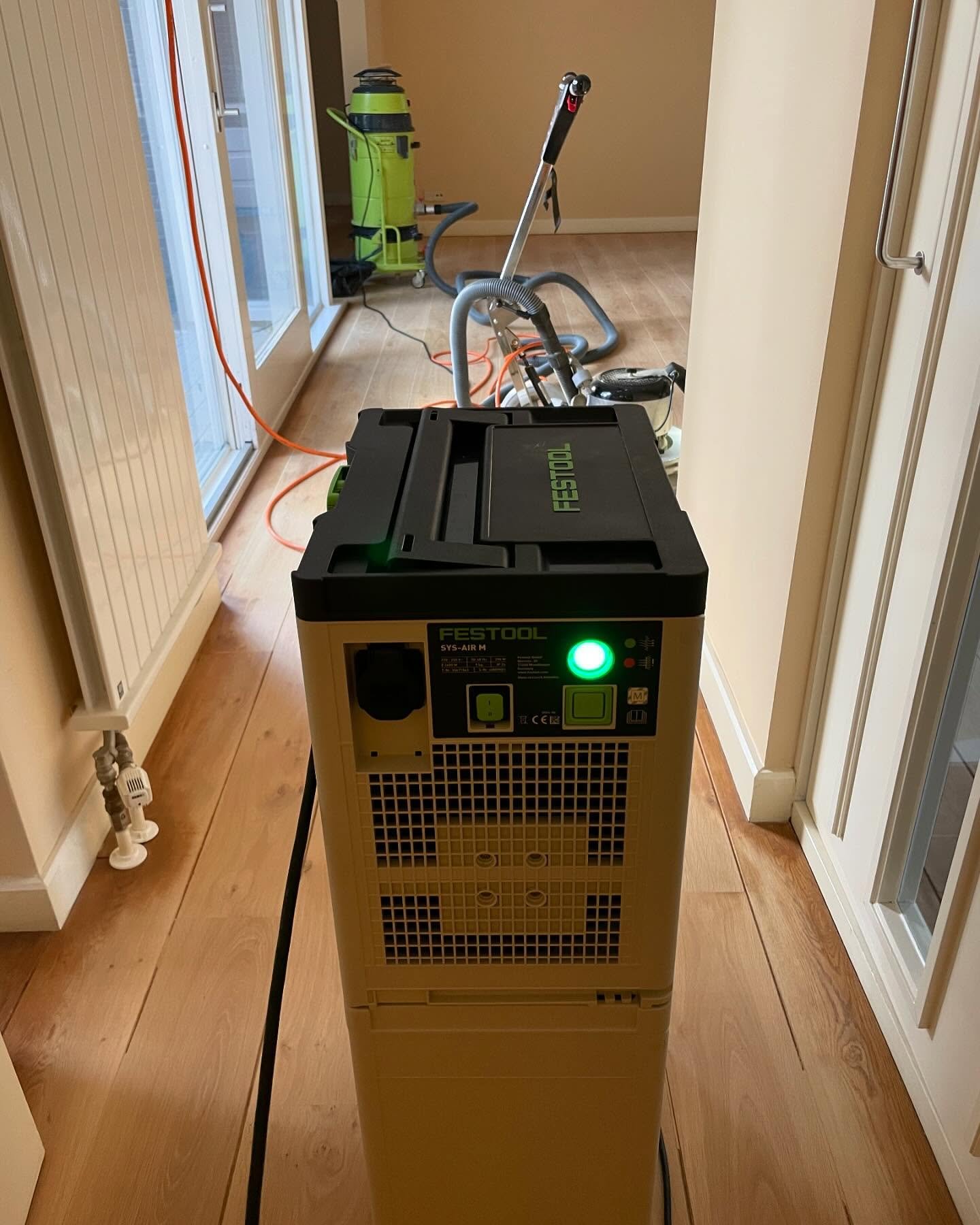 Met het Sys Air systeem van Festool zorgen we voor frisse, schone lucht in huis. Fijnstof vangen we op en wordt gefilterd. #stofvrijschuren #festool #simonsvloerenwand #renovatie