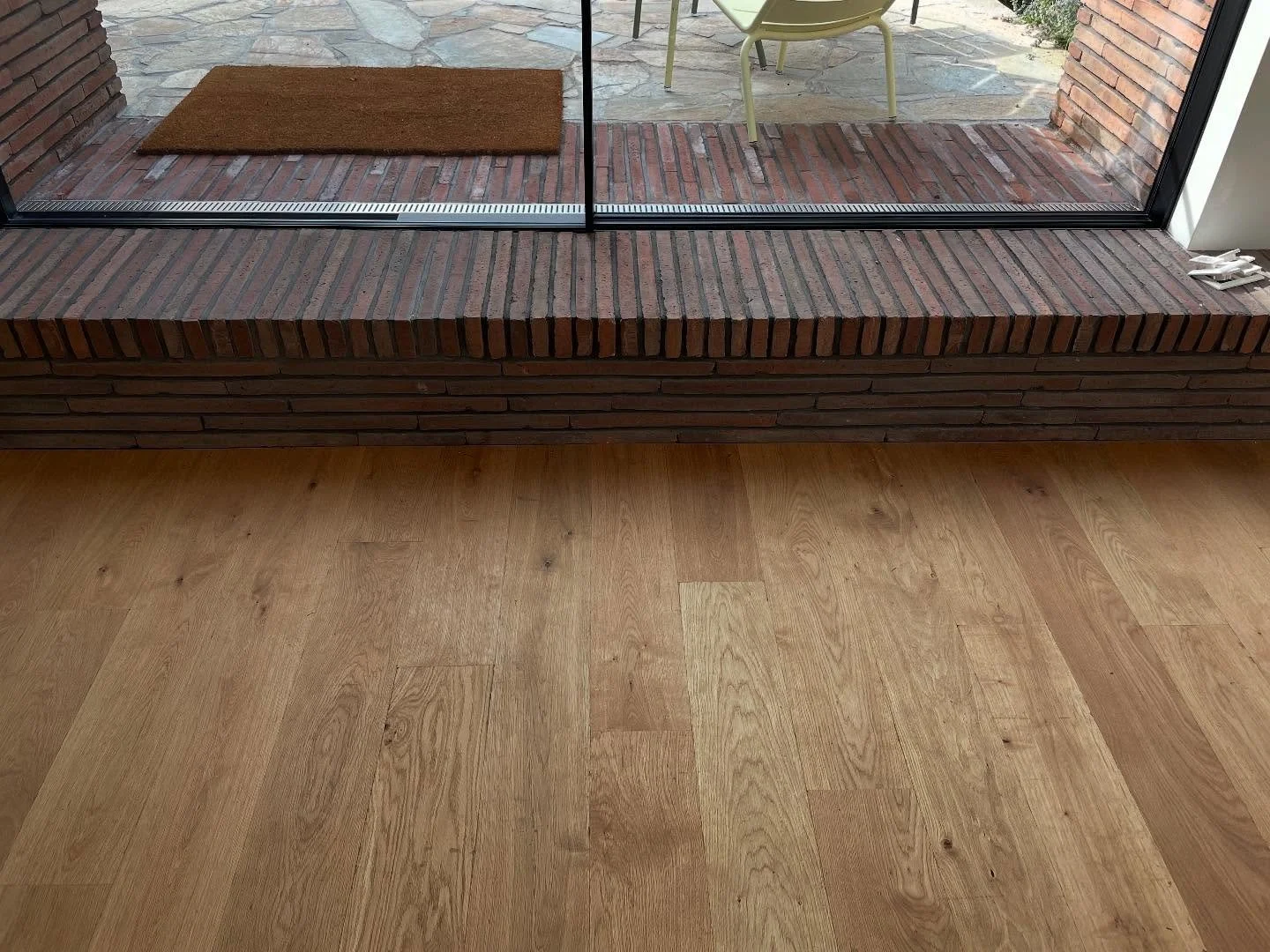 Na de kelder, zitruimte en de eerste etage is ook het tuinhuis klaar. We hebben eerst Belgisch hardstenen dorpels geplaatst en daarna de houten vloer.  #reeuwijk #eiken #meesterparketteur #simonsvloerenwand #parket