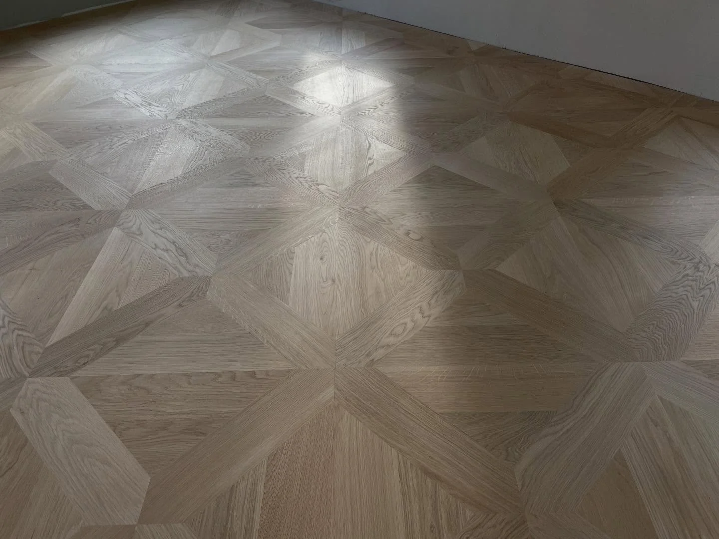 Deze week een paneelvloer mogen plaatsen in Bergambacht. Deze 9mm eiken vloer die we hebben geplaatst op vloerverwarming en na het plaatsen hebben geschuurd en geolied. Binnenkort meer foto’s! #simonsvloerenwand #eiken #bergambacht