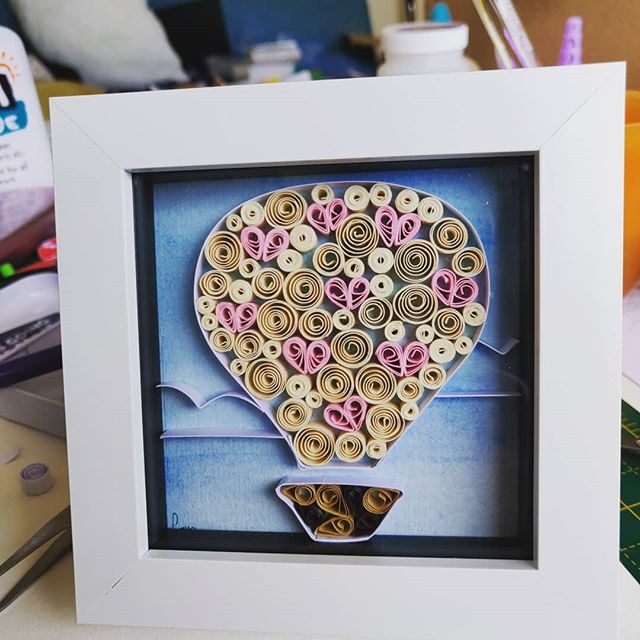 It's a lovely balloon! β€οΈ♥οΈπ
Back is a simple watercolor wash.
#quilling #papercraft #ilovepaper #ireland #arteempapel #papel #aquarela #watercolor #irishcraft