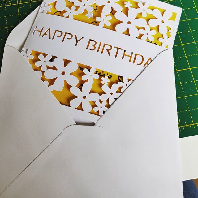 Postando, agora que jΓ‘ entreguei pra @lpradoa π presente meu e da @arqelisaprado. #arteempapel #papel #felizaniversario