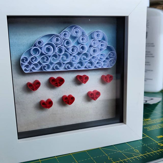 Shower everyone with love, that's the Friday feeling! π #quilling #quillingart #papercraft#ilovepaper #ireland #arteempapel #papel#art