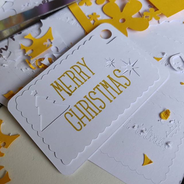 Not the finished product yet, just testing cuts before wrecking the good paper π
Back will probably be green or red. How imaginative. #Christmas #papercraft #ilovepaper #ireland #arteempapel #papel #art #crafts