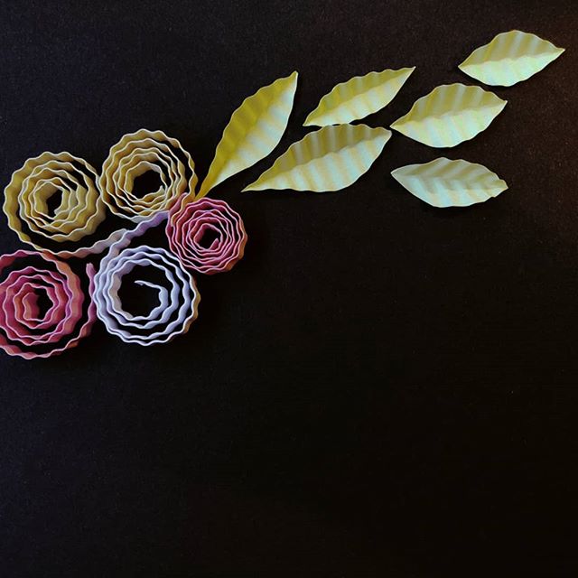 Trying new stuff out with this massive box of papers I got! I also want to say I'll start posting more quilling and crafts in general on @scrollycrafts instead of here, so please please follow that account so you can keep seeing what I'm up to ππ