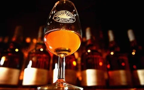 Swedish whisky tastings Idag finns några "svenska" whiskymärken på marknaden och fler är på gång t.ex: Box, Gammelstilla, Gotland, Grythyttan, Smögen, Wannborga, Mackmyra… Förutom dessa dyker det ibland upp andra whiskymärken som blandats i Sverige. I Sverige är det väldigt tätt med Whiskyklubbar. Svenska Whisky Förbundet (SWF) har 216 klubbar och 9220 medlemmar.
