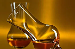 Grappa! är ett pressrestdestillat och görs av resterna från vintillverkning främst i norra Italien. När man använt druvorna vid jäsningen till vin tar man bort skal, fruktkött, kärnor från vinet och av dessa restprodukter kan man med speciella metoder få fram alkohol. I EU får beteckningen grappa bara användas för italienska destillat.