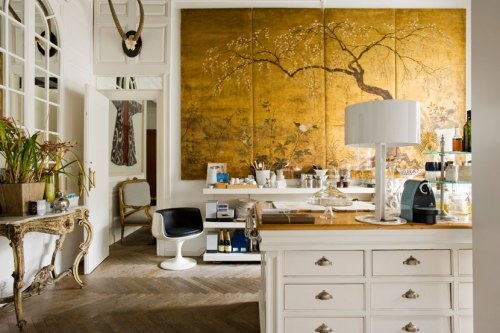 Filling the entire wall, the Japanese screens make a statement with the help of scale and color. They also create a nice compilation of modern, traditional, and asian elements.