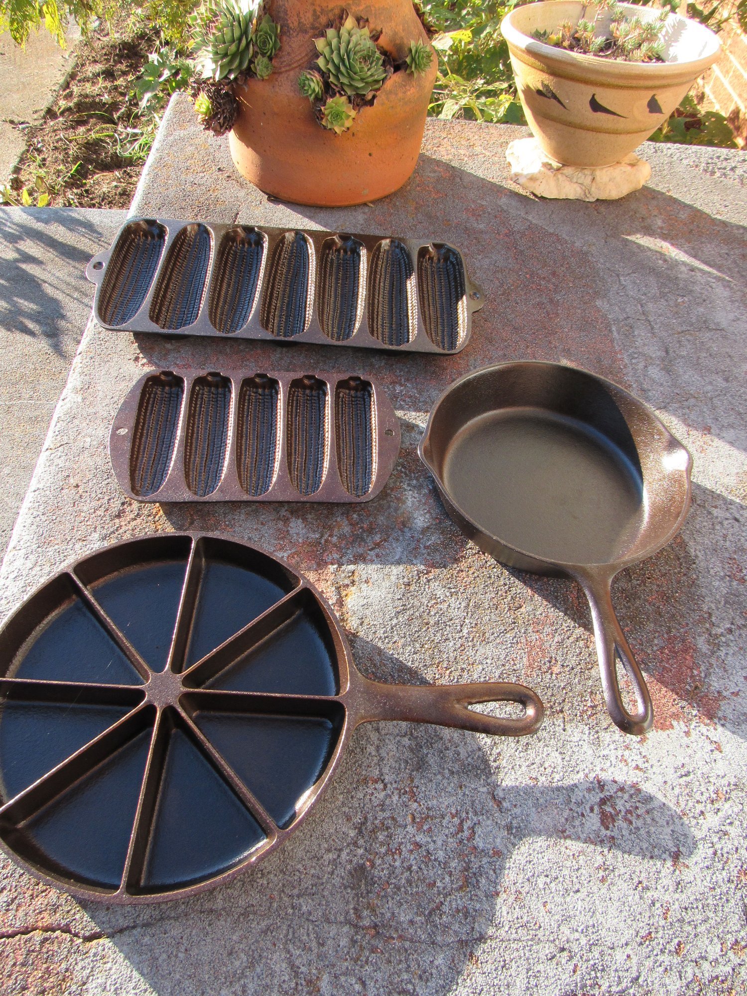 Lodge cast iron cornbread pan 27 C - Bakeware, Facebook Marketplace