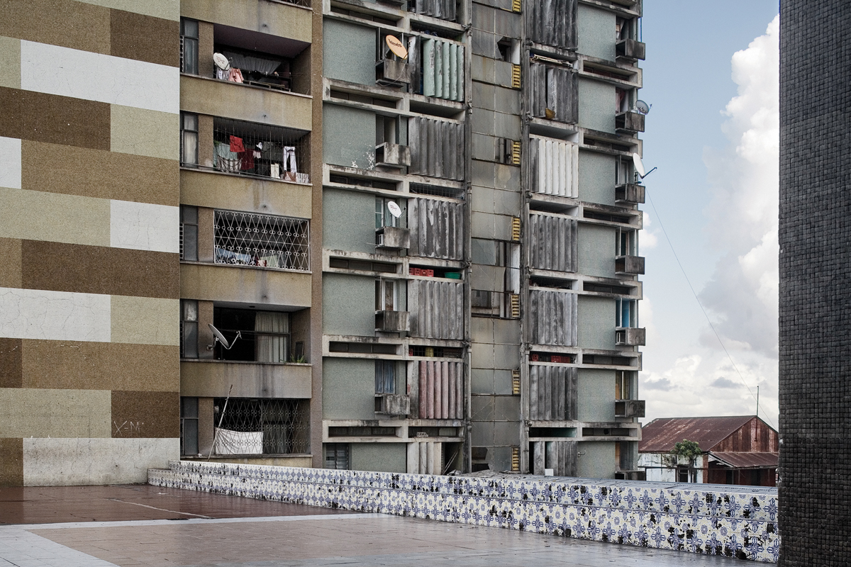 Guy Tillim, Apartment Building , Loanda, Angola, 2007, pigment ink on cotton rag.