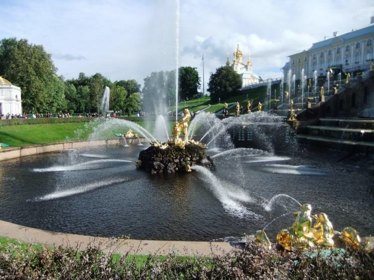 Another view of the Sampson Fountain and the beautiful palace gardens.