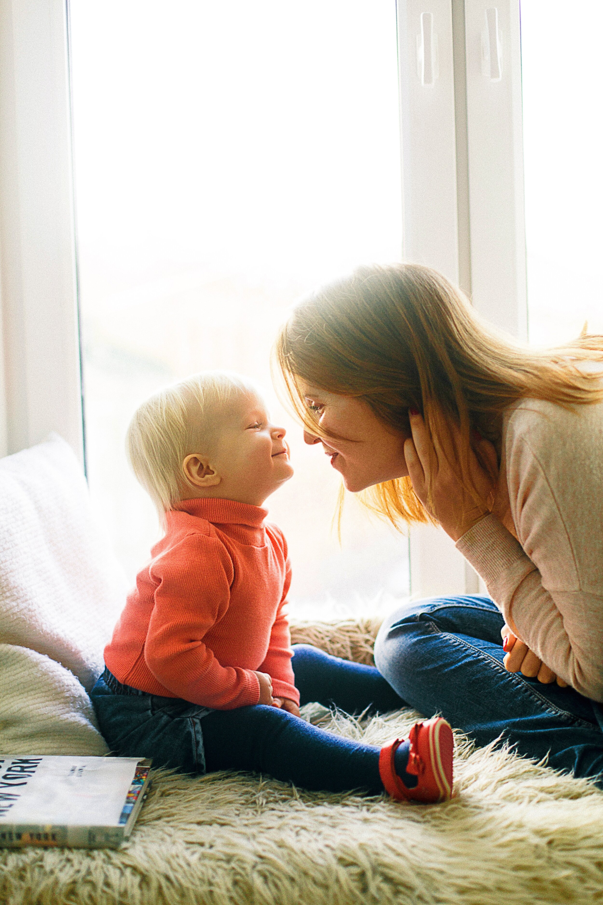 Научиться быть мамой. Разговор родителей с ребенком. Родители и дети. Мама учит ребенка. Общение детей.