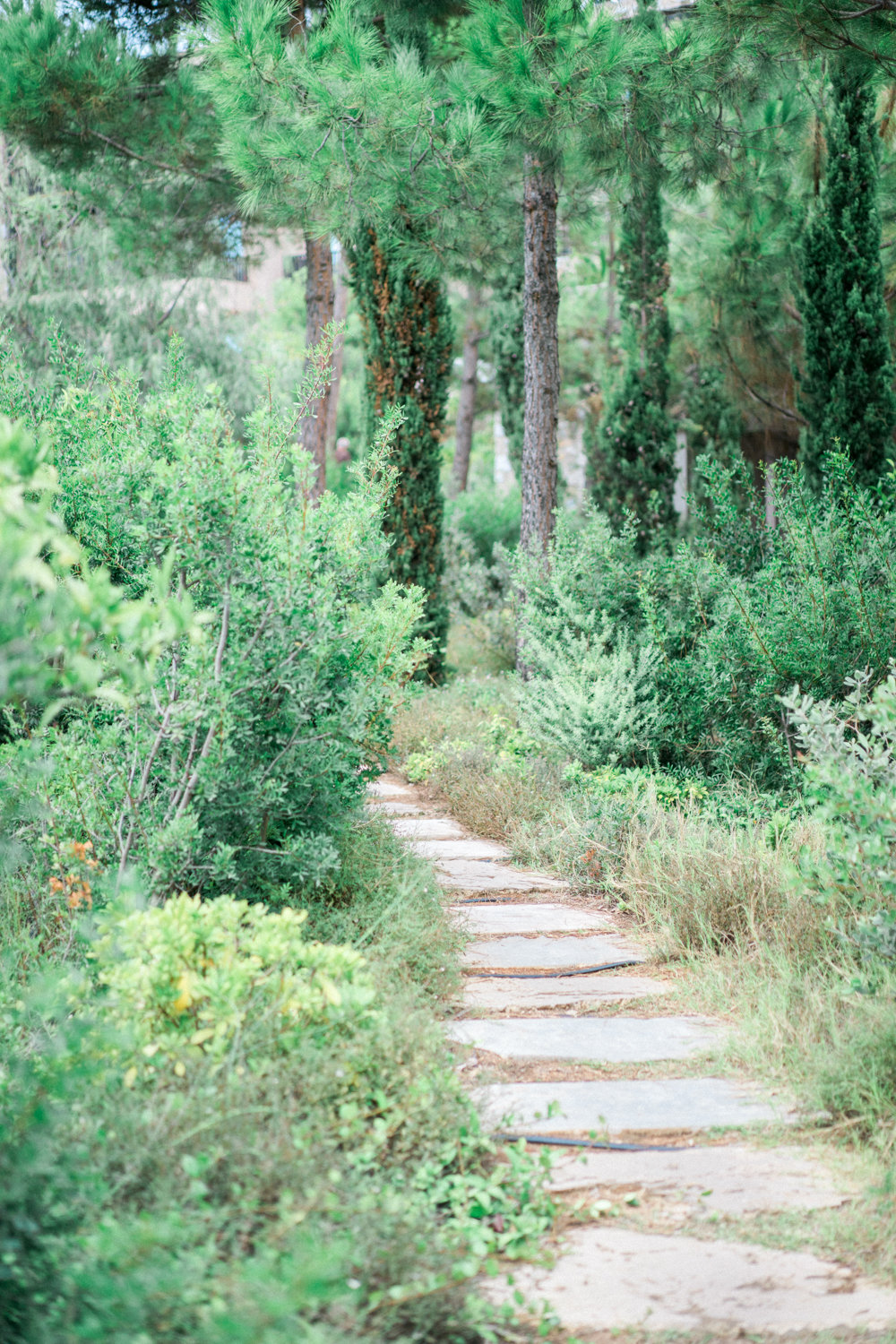 Goddess-Inspired Bride in Costa Navarino / cottagehillmag.com