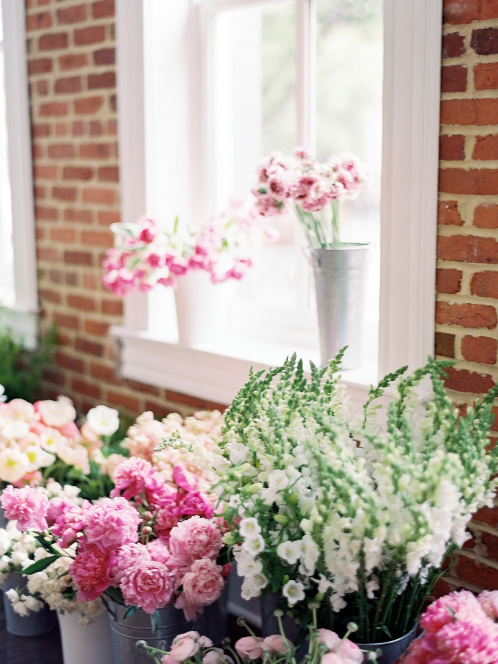 Create a Dynamic Floral Arrangement on Cottage Hill12.jpg